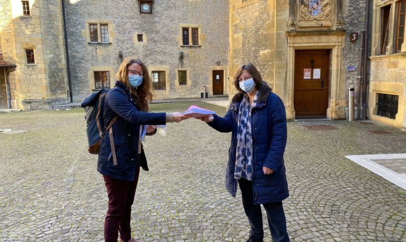 La mise à disposition de protections menstruelles dans les bâtiments publics et les milieux hospitaliers à 2 voix d’être acceptée